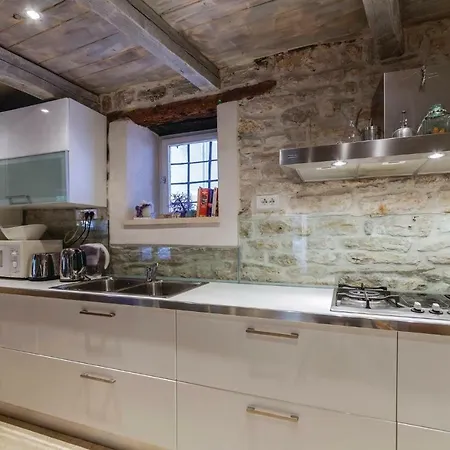 Three-bedroom Holiday In Vikendica Bale